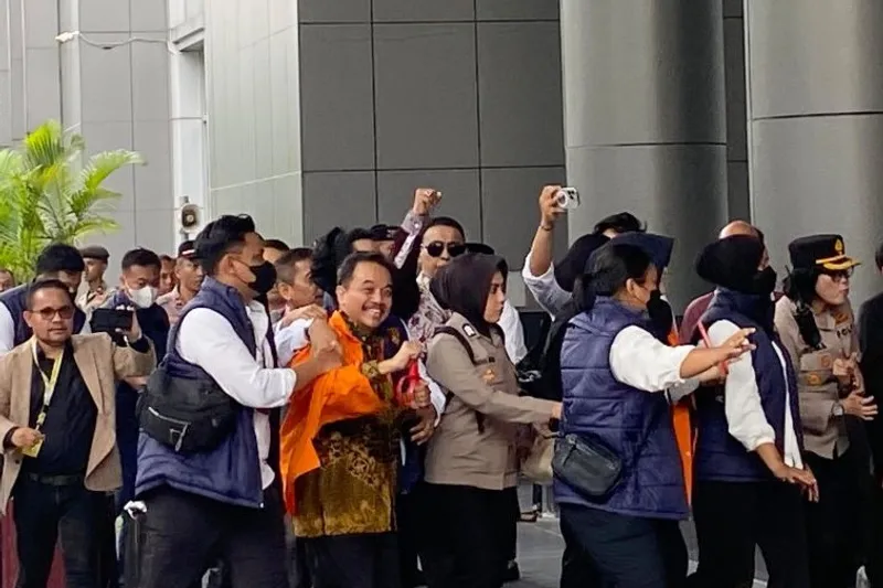 Roy Suryo dan Tifauzia Tyassuma (dokter Tifa) tiba