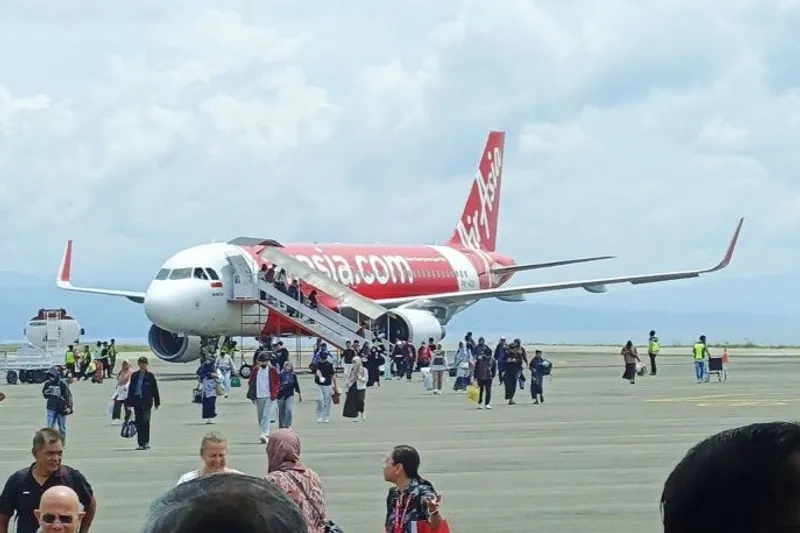 Pesawat AirAsia mendarat perdana di Bandara Syukuran Aminuddin Amir Bubung