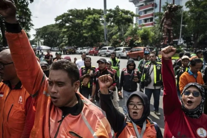 Pengemudi ojek daring melakukan aksi unjuk rasa di Semarang
