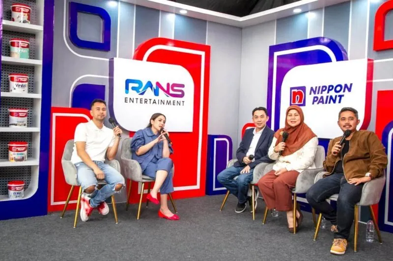Rafi Ahmad dan General Manager (TU Division) Nippon Paint Indonesia Mark Liew
