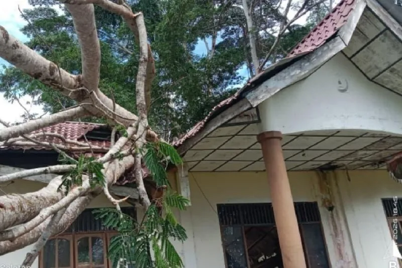 kantor pemerintah di Kabupaten Nias Selatan rusak akibat cuaca ekstrem 