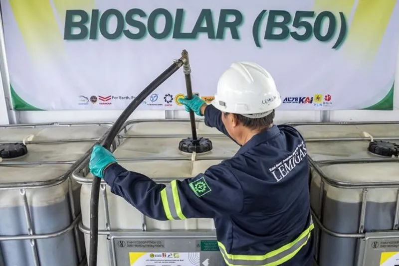 bahan bakar biodiesel 50 persen (B50) ke dalam drum penyimpanan 