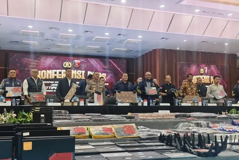 barang bukti dalam konferensi pers kasus perjudian online 