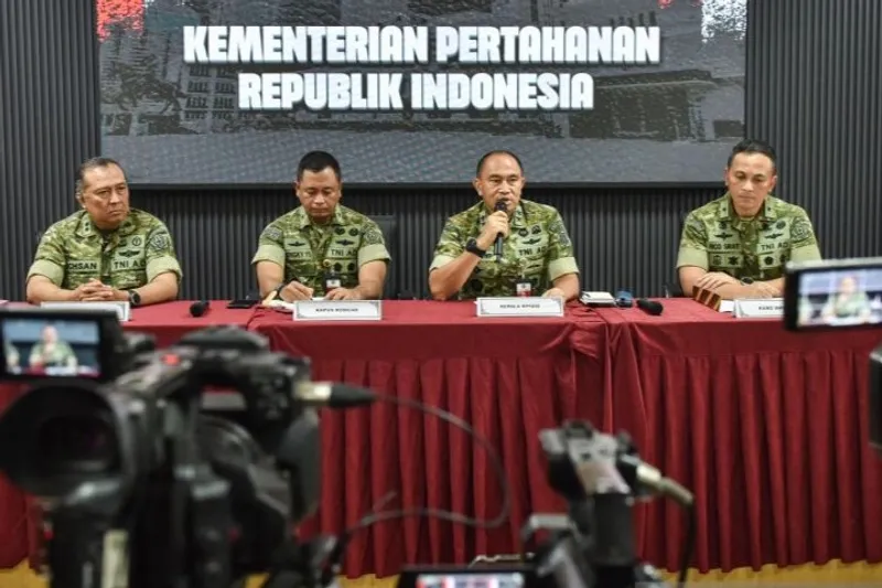 Kepala BPSDM Kemhan Mayjen TNI Ketut Gede Wetan Pastia (kedua kanan) didampingi Kapus Komcad Bacadnas Kemhan Brigjen TNI Hengki Yuda (kedua kiri), Karo Infohan Setjen Kemhan Brigjen TNI Rico Ricardo Sirait (kanan) dan Tim Kesehatan (Puskes TNI) Letkol CKM Ichsan (kiri) memberikan keterangan pada konferensi pers evaluasi latihan dasar SPPI KDKMP di Kantor Kementerian Pertahanan, Jakarta, Sabtu (27/6/2026). Kementerian Pertahanan akan memperkuat aspek kesehatan peserta meliputi pemeriksaan kesehatan berkala bagi peserta latihan dasar kemiliteran (latsarmil) Program Sarjana Penggerak Pembangunan Indonesia (SPPI) Koperasi Desa/Kelurahan Merah Putih (KDKMP) dengan faktor risiko, penyesuaian intensitas latihan sesuai kondisi kesehatan dan serta penguatan pengawasan medis di setiap satuan pendidikan. ANTARA FOTO/Fakhri Hermansyah/hma (ANTARA FOTO/FAKHRI HERMANSYAH)

