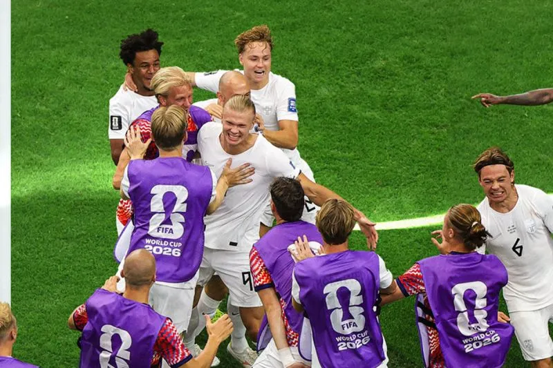 Para pemain Norwegia berselebrasi 