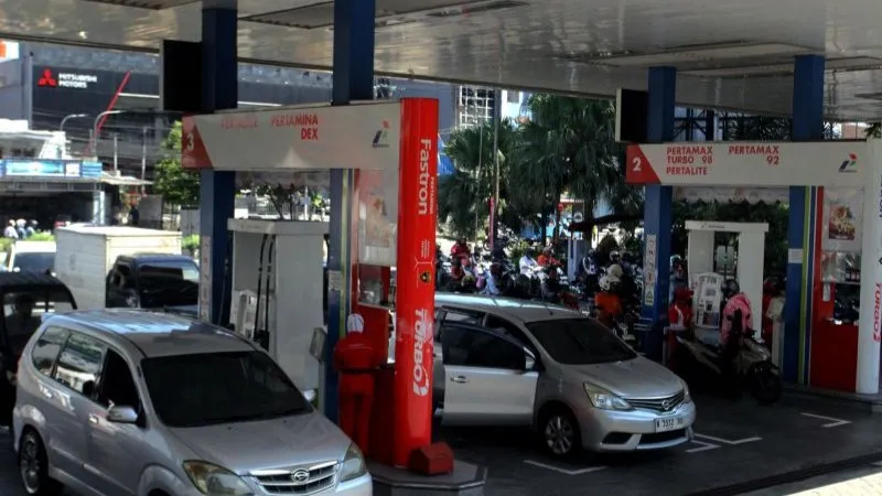 kendaraan mengisi bahan bakar minyak (BBM) di SPBU Pertamina 