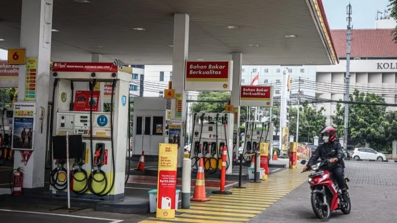 Warga melintas di SPBU Shell, Jalan Menteng Raya