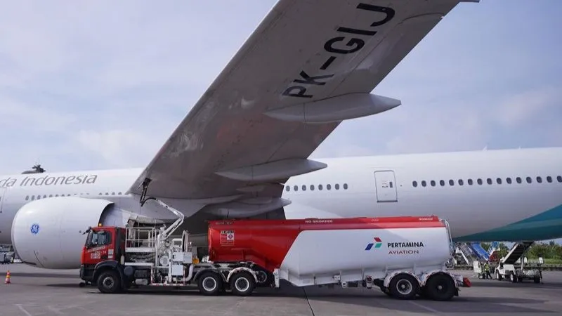 Tangki mobil BBM PT Pertamina Patra Niaga mengisi avtur