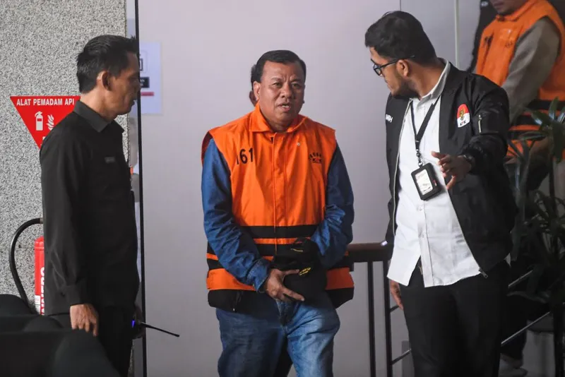 antarafoto-kpk-tahan-bupati-kuantan-singingi-suhardiman-amby-1782902678-1