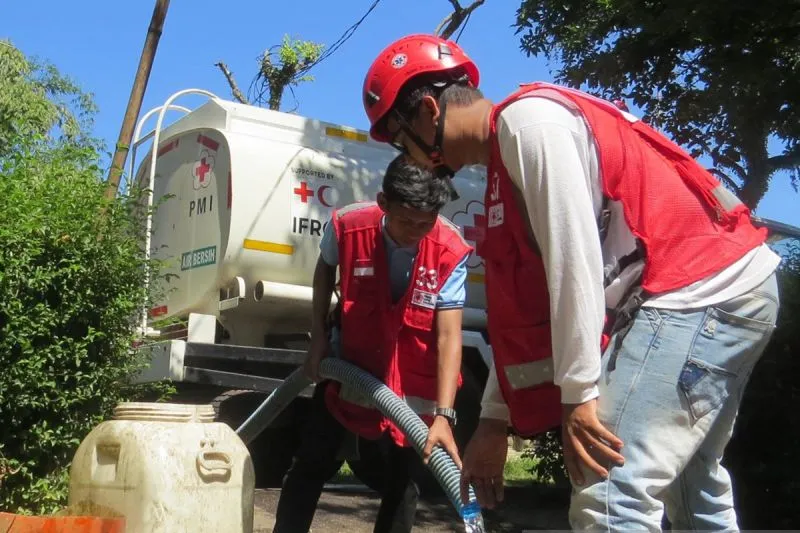 Petugas mendistribusikan air bersih ke warga yang terdampak kekeringan