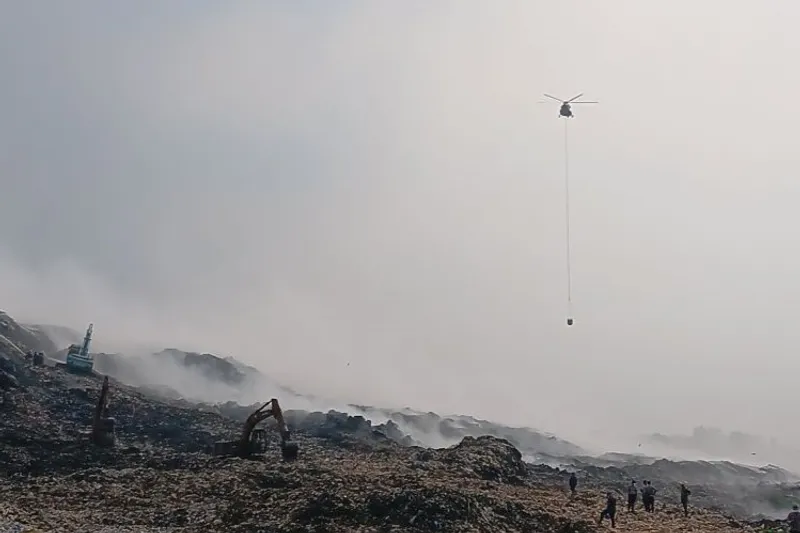 Petugas gabungan BNPB, BPBD, Manggala Agni dan TNI/Polri melakukan pemadaman di TPA Jatiwaringin