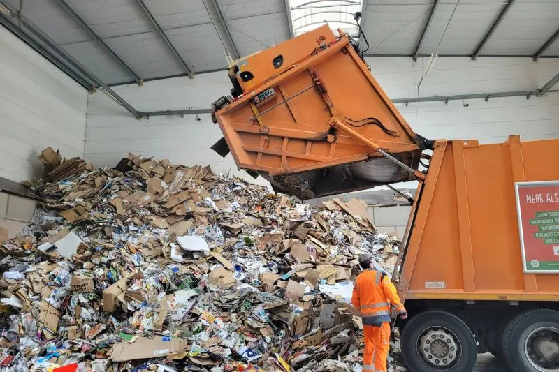 Petugas melakukan aktivitas di pusat pengolahan sampah