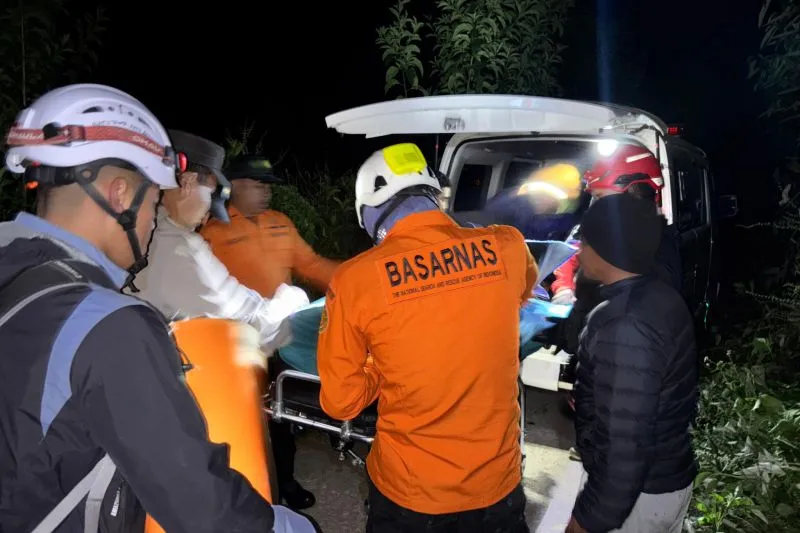 evakuasi korban Bukit Savana Sembalun Kabupaten Lombok Timur