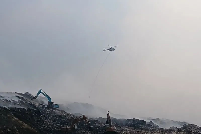 kebakaran TPA Jatiwaringin