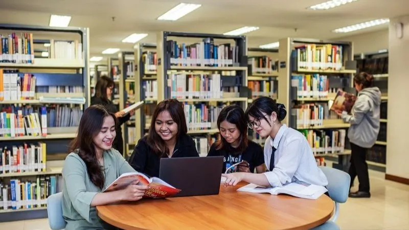 Mahasiswa berdiskusi soal mata kuliah