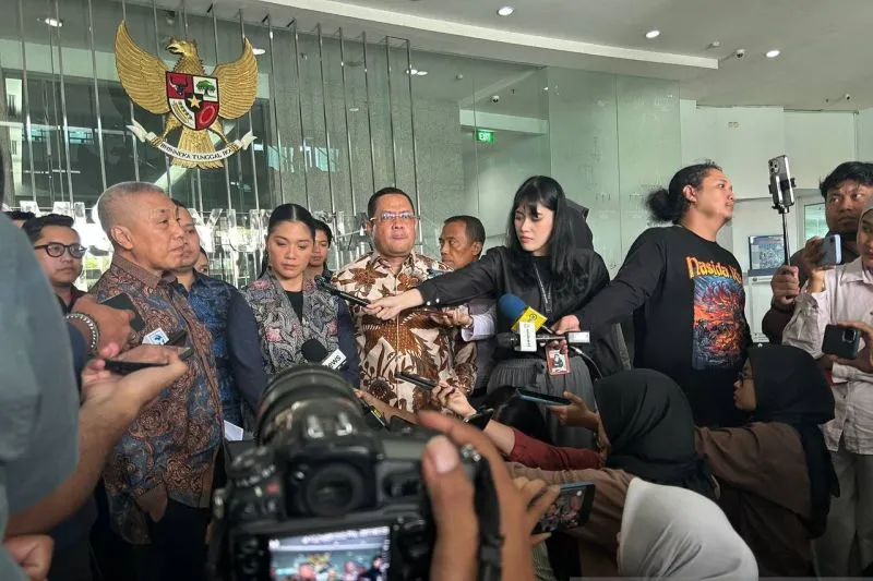 tim kuasa hukum Nadiem Makarim memberikan keterangan kepada wartawan