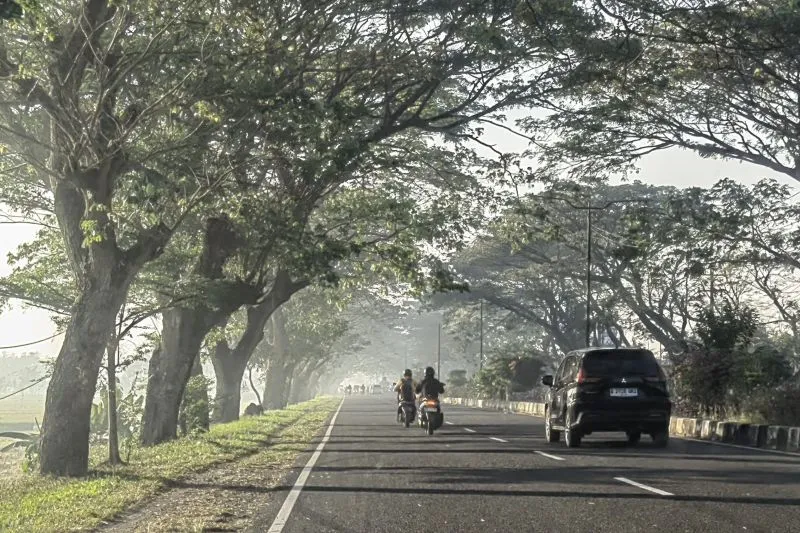 jalur elak yang berkabut akibat musim kemarau dan partikel padat di Kabupaten Lombok Barat