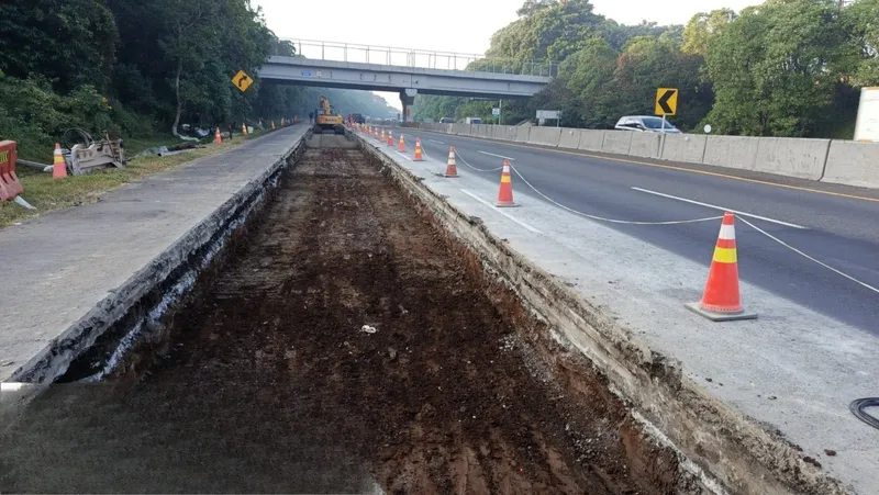 Perbaikan jalan di ruas Tol Cipularang-Padaleunyi