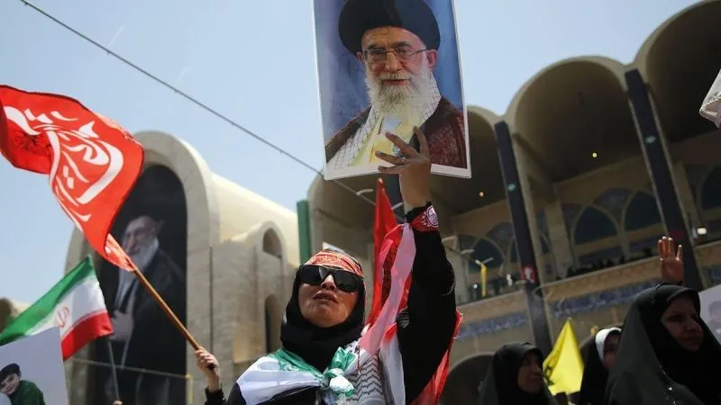 berkumpul di Imam Khomeini Mosalla untuk mengikuti salat jenazah 