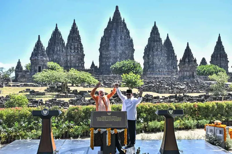 antarafoto-presiden-prabowo-dan-pm-india-kunjungi-candi-prambanan-1783500429-1