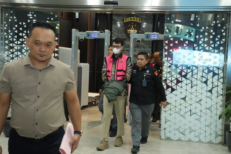 tiga tersangka dalam kasus dugaan korupsi tata kelola pertambangan PT PMM