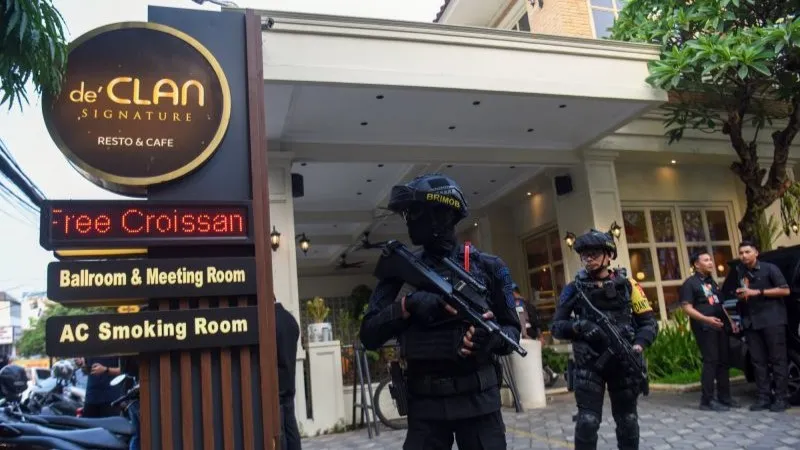 Personel Brimob berjaga di depan salah satu kafe