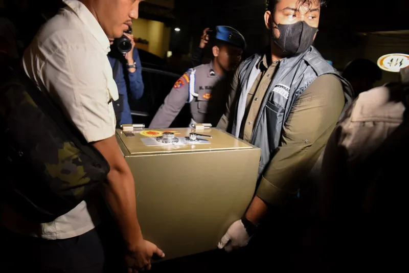 antarafoto-tim-gabungan-polri-bawa-barang-bukti-penggeledahan-kafe-di-cipete-178