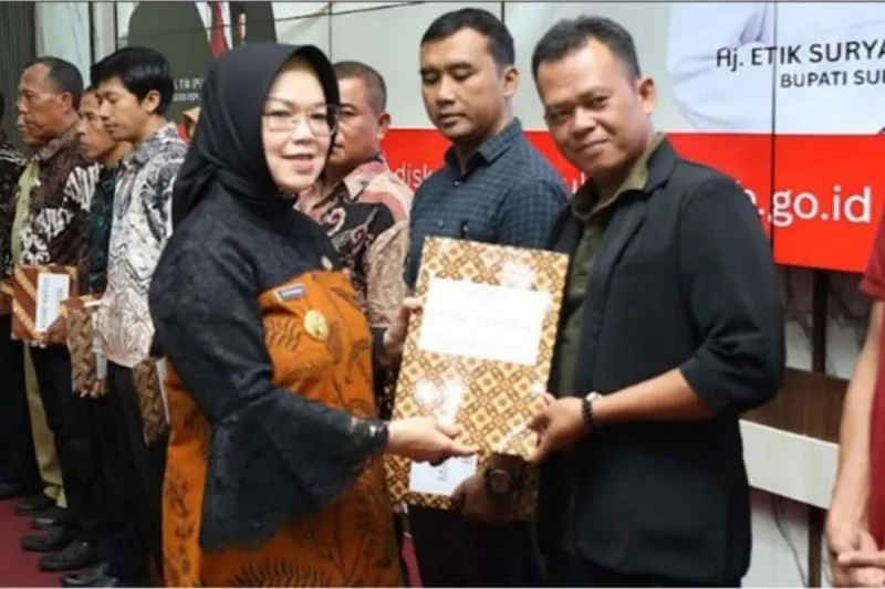 Bupati Sukoharjo Etik Suryani