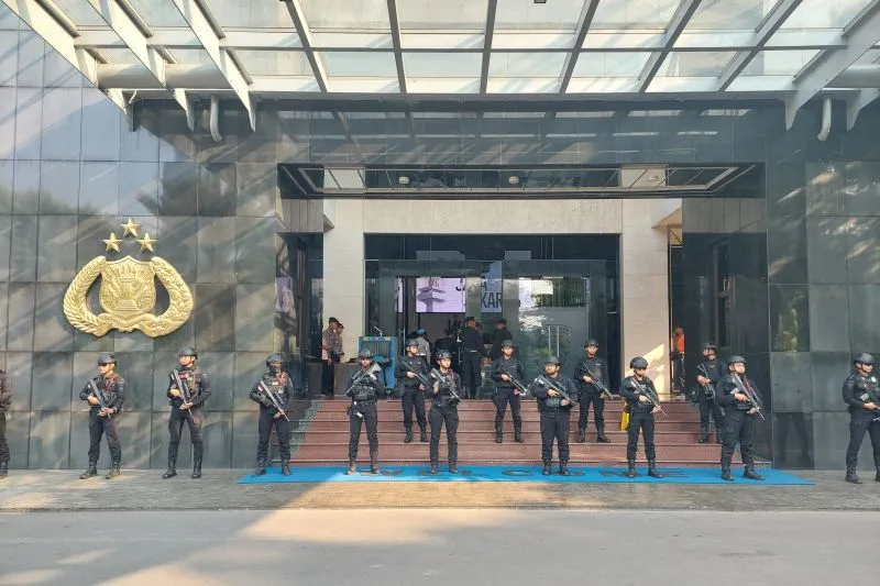 personel Brimob bersenjata lengkap berjaga di depan Gedung Promoter, Polda Metro Jaya