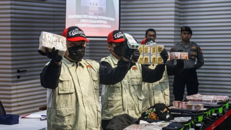 barang bukti saat konferensi pers operasi tangkap tangan (OTT) Bupati Sukoharjo Etik Suryani 