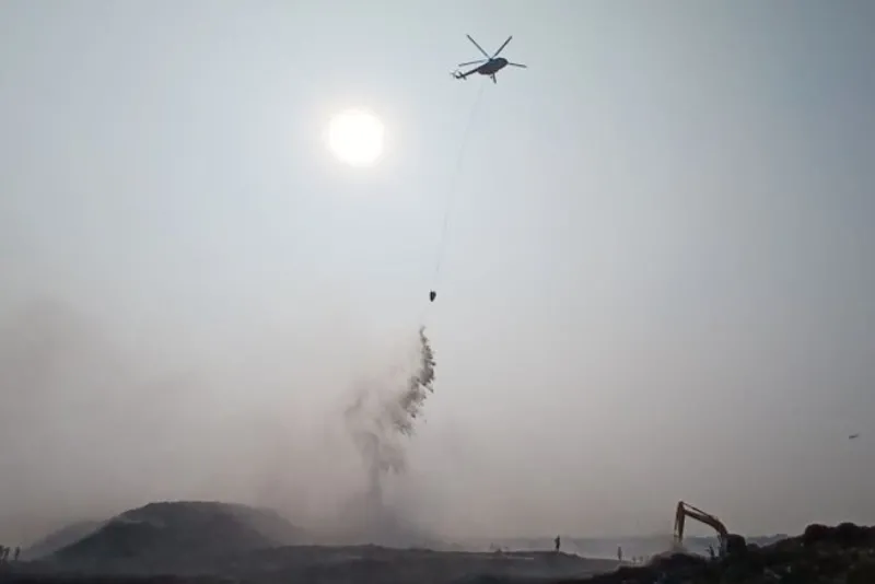 helikopter water bombing melakukan pemadaman kebakaran di Tempat Pembuangan Akhir (TPA) Jatiwaringin
