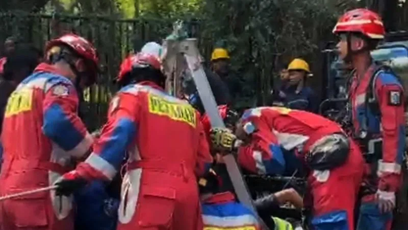 tiga pekerja proyek meninggal dunia di dalam gorong-gorong di Jalan Pintu 3 Keong Mas, Cipayung