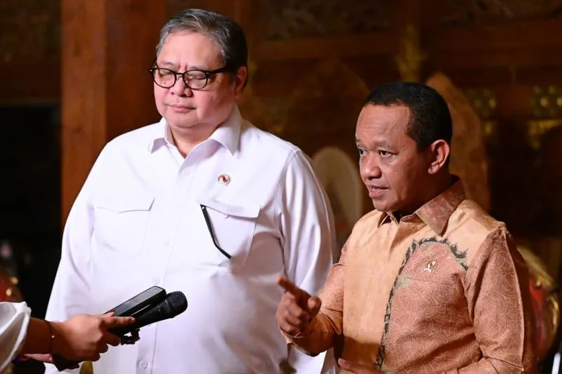 Menko Bidang Perekonomian Airlangga Hartarto (kiri) bersama Menteri ESDM Mineral Bahlil Lahadalia 