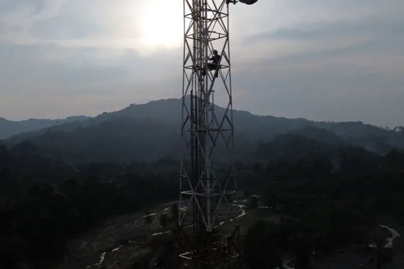 Petugas melakukan pemulihan fungsi tower BTS di Nagari Salareh Aia