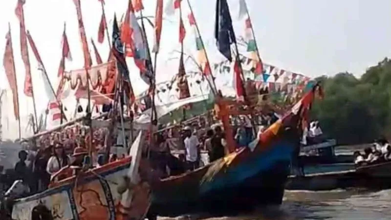prosesi larung sesaji sebagai bagian dari perayaan nadran