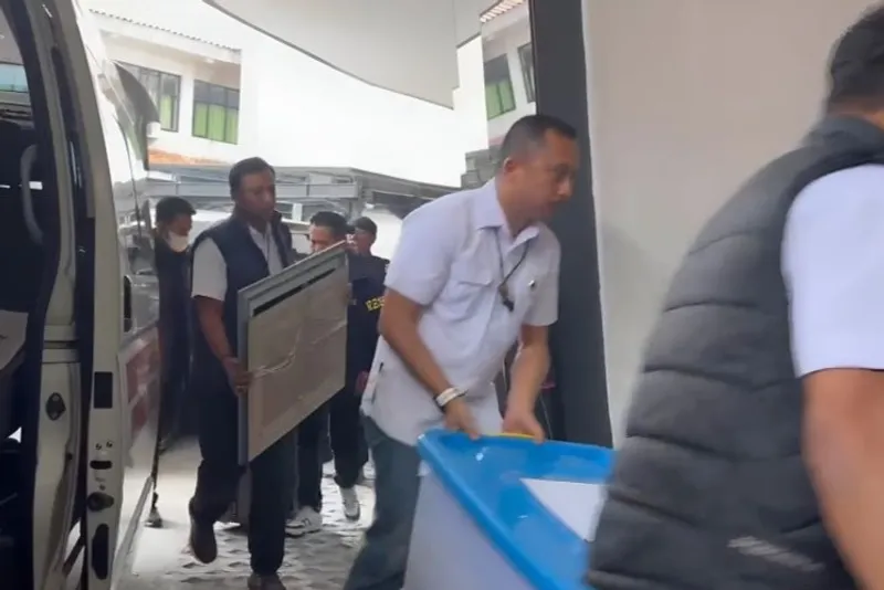 Penyidik Polri membawa barang bukti tiga kasus korupsi ke dalam Gedung Jampidsus 