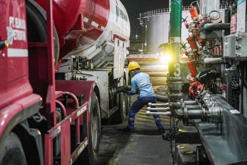 Awak Mobil Tangki (AMT) melakukan proses penyaluran bahan bakar minyak (BBM)