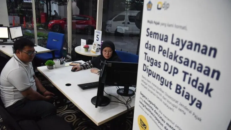 Petugas melayani wajib pajak
