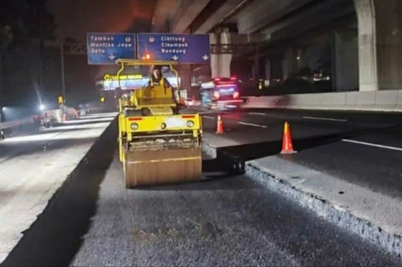 Perbaikan jalan Tol Jakarta-Cikampek