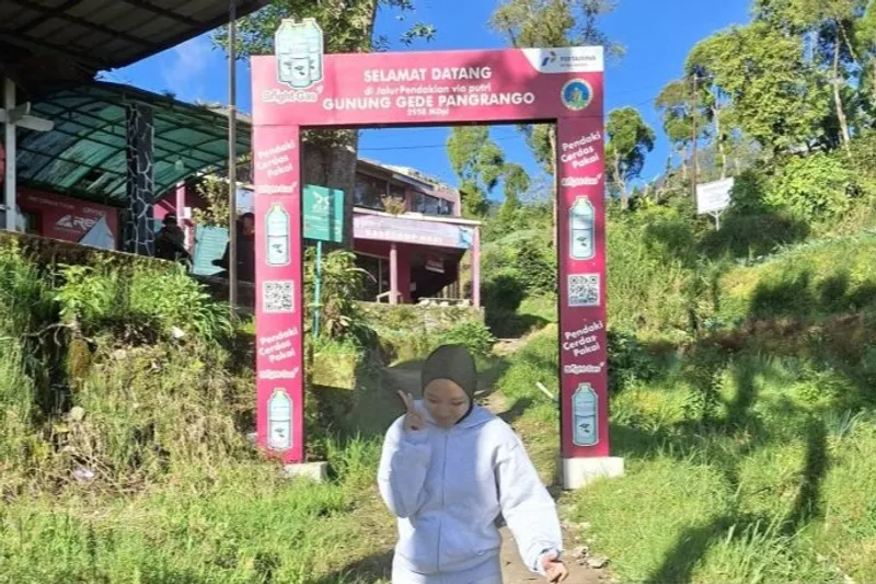 Pintu masuk Taman Nasional Gunung Gede-Pangrango