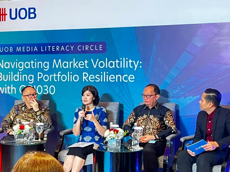 ASEAN Economist UOB, Enrico Tanuwidjaja 