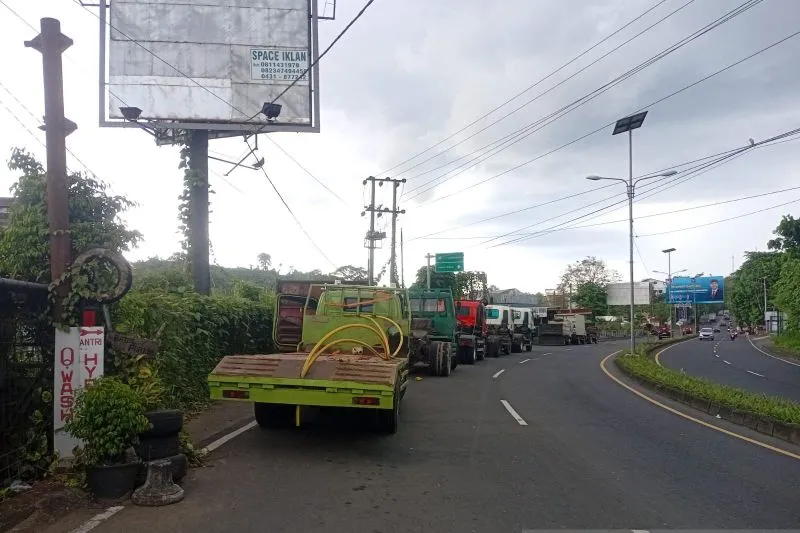Antrean panjang kendaraan untuk mengisi bahan bakar solar