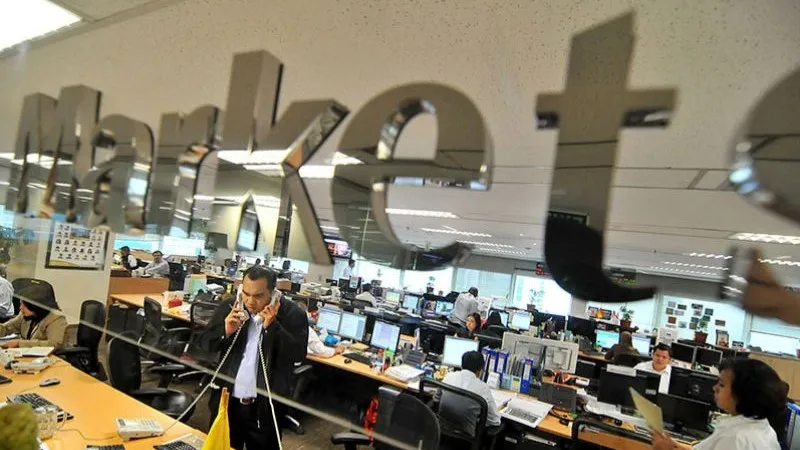 Sejumlah karyawan memonitor pergerakan surat utang