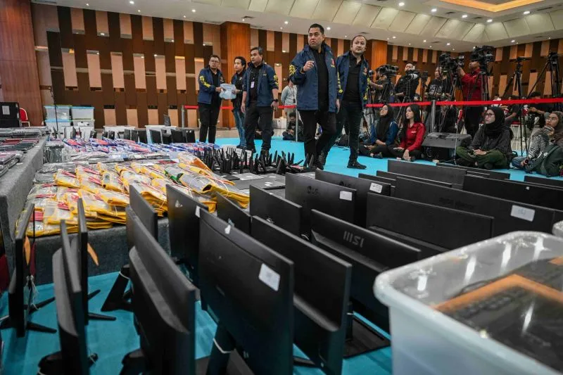 barang bukti yang ditampilkan saat konferensi pers kasus judi online 