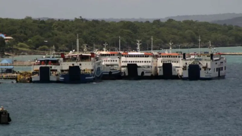 Sejumlah kapal Ferry berlabuh di pelabuhan ASDP di Bolok, Kupang