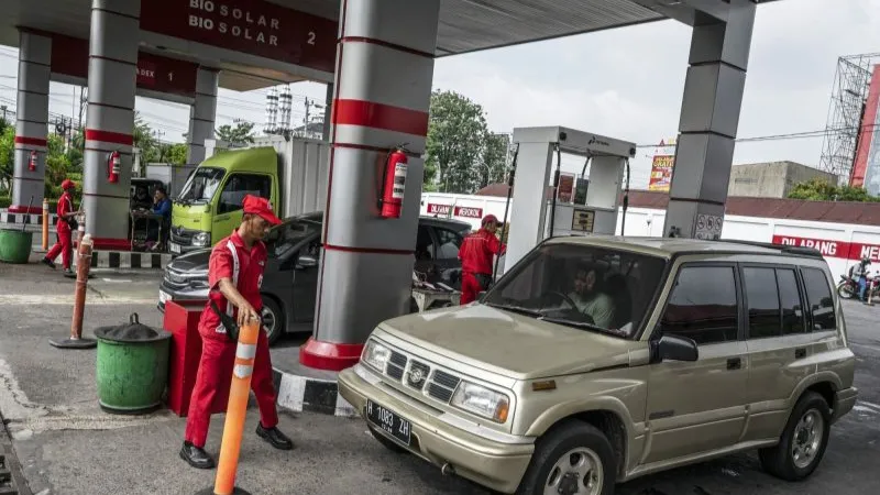 Petugas bersiap melayani pengisian bahan bakar minyak (BBM) di SPBU