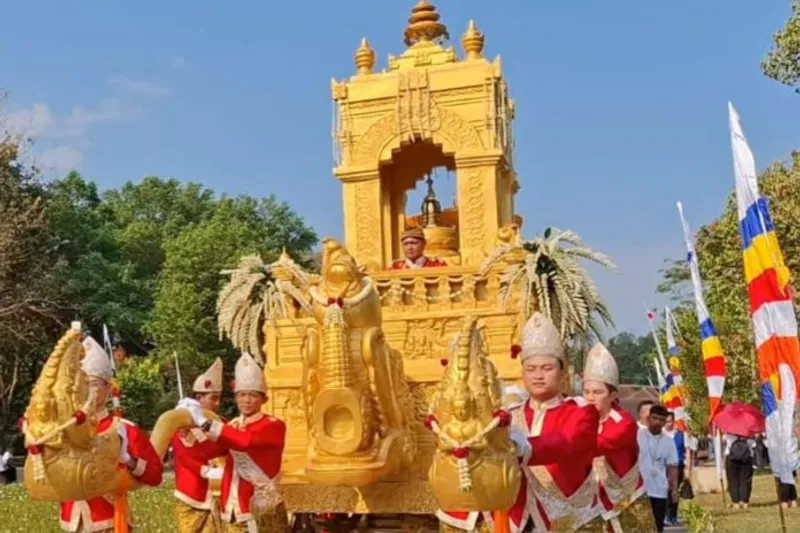 umat Buddha menarik Kereta Kencana Mahadhatu