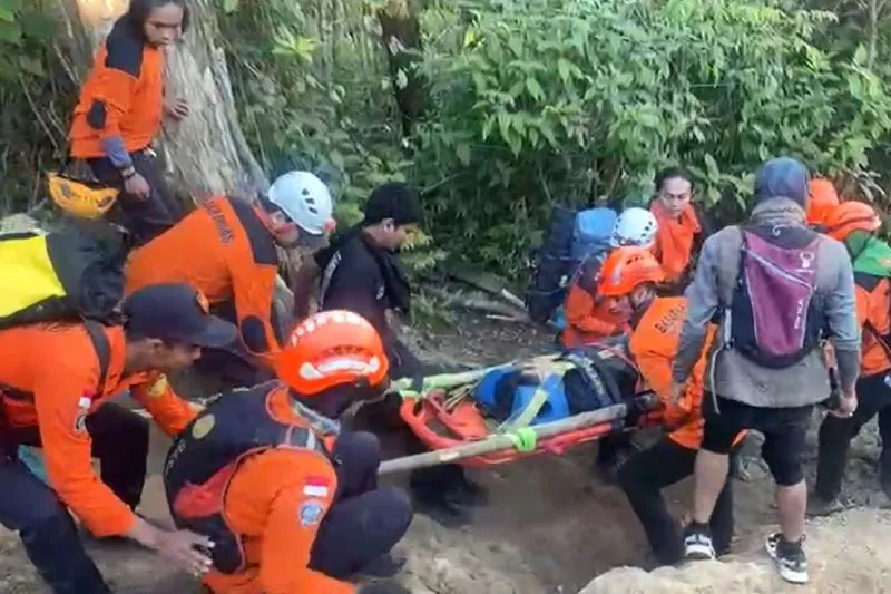 Tim Rescue mengevakuasi korban seorang pendaki