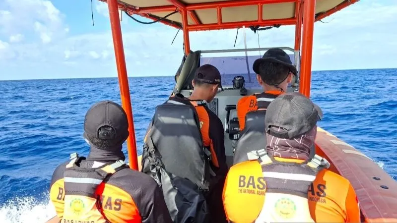 Tim SAR gabungan tengah melaksanakan operasi pencarian seorang nahkoda 