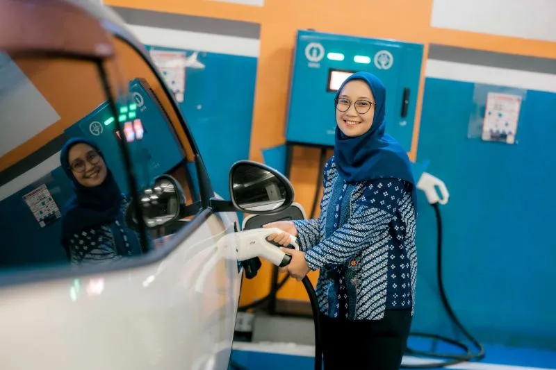 Pegawai PT PLN EPI menggunakan mobil listrik